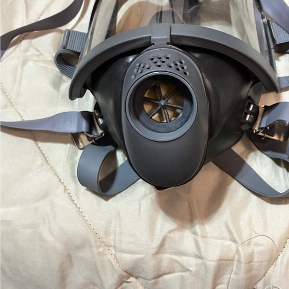 Gas Mask - Picture 3 of 3